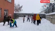 Karlıova'da çocuklar yağan karda doyasıya eğlendi