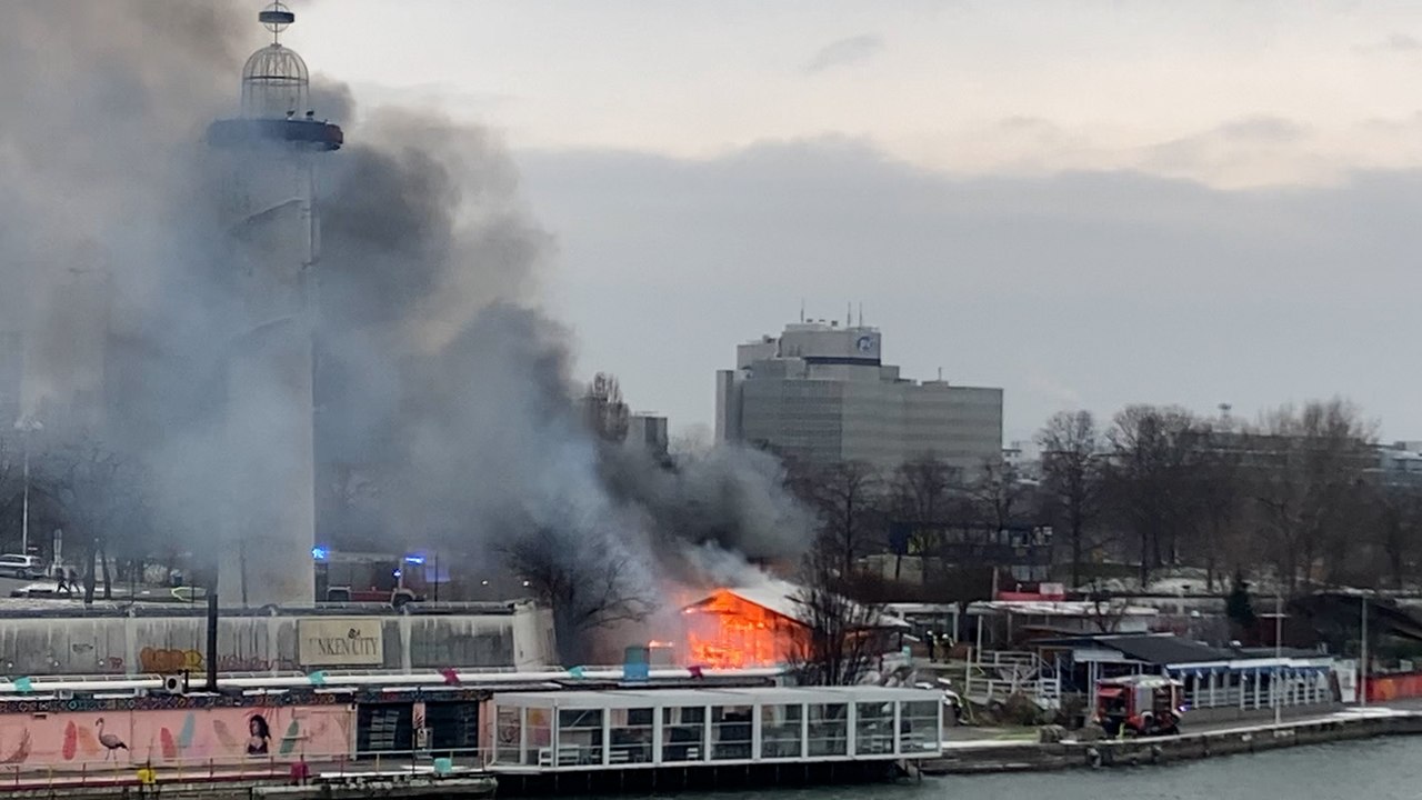 Brand in der 'Sunken City' auf der Wiener Donauinsel