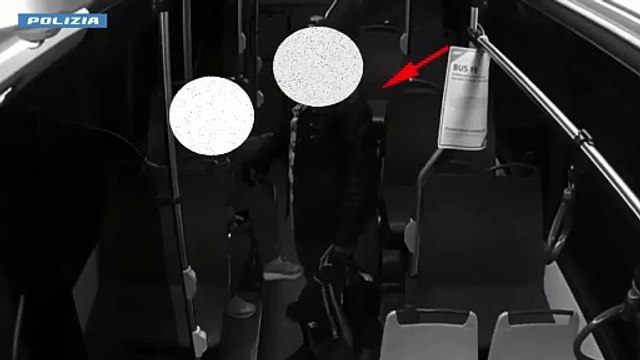 Donna accoltellata 12 volte a bordo di un autobus a Milano. L'aggressione ripresa dalle telecamere del mezzo