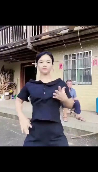 Cette danseuse va vous faire très bizarre... une alien