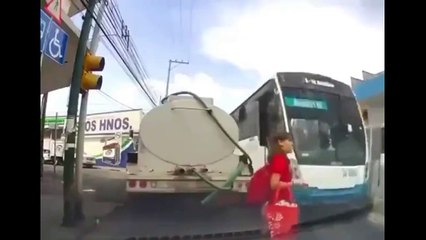 Elle évite le bus de justesse