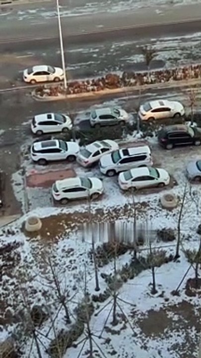 Un conducteur réussit le créneau parfait...