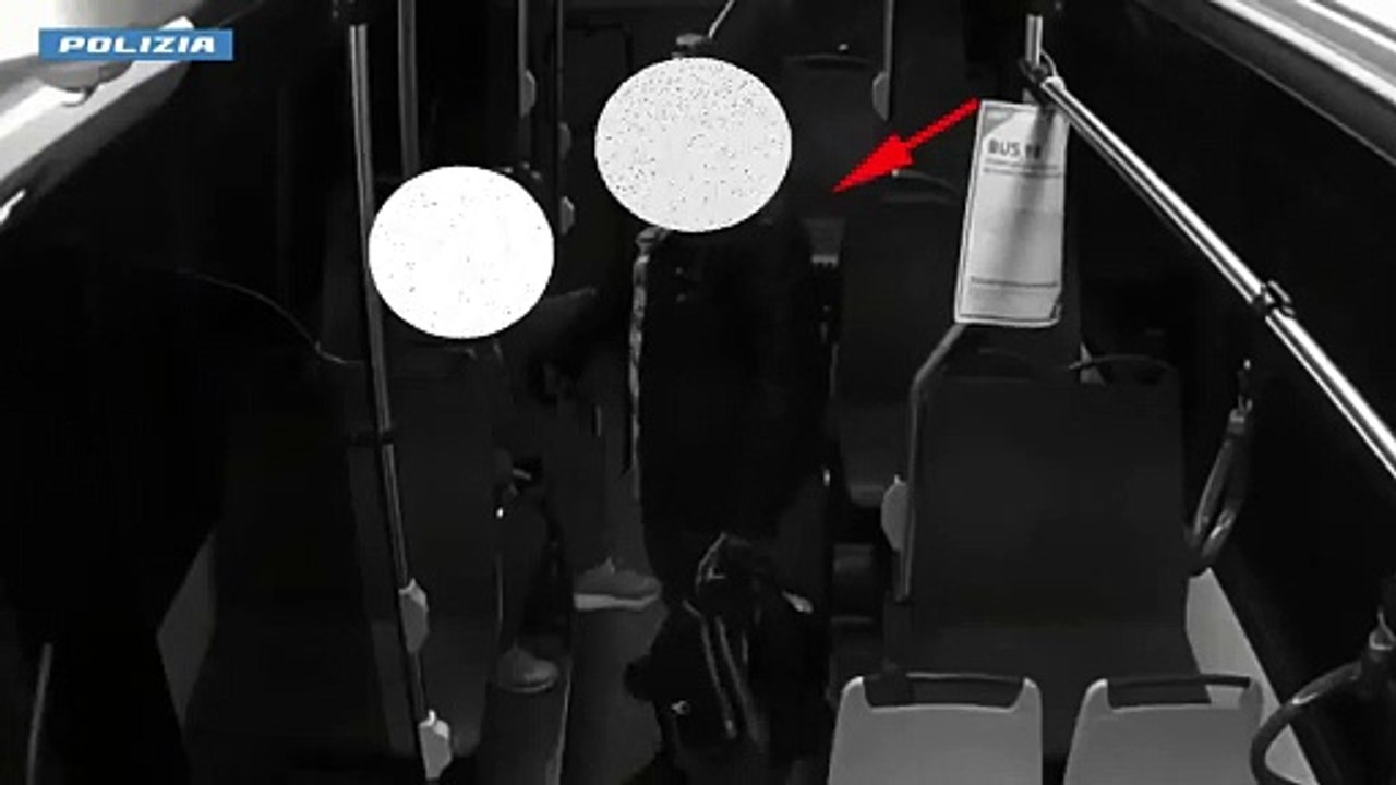 La lite, le 12 coltellate alla ex compagna e la fuga: il tentato omicidio sul bus a Milano