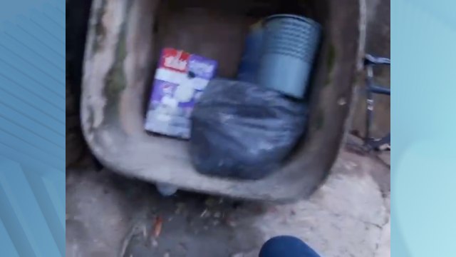 Polícia flagra homem escondendo drogas em caixa d'água e prende em flagrante