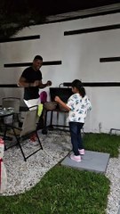 Carlo Costly saca los 'pasos prohibidos' junto a su hija