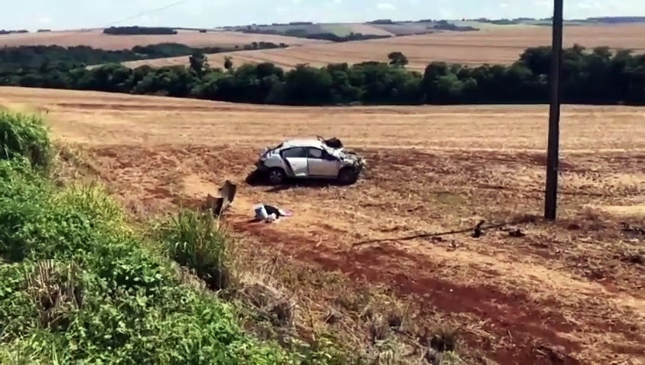 Fluence e caminhonete capotam e deixam três pessoas feridas em acidente na BR-163