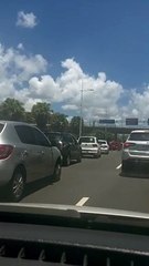 Carro fica pendurado em guincho e situação causa congestionamento na Av. Paralela