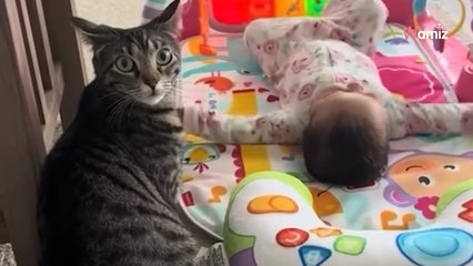 Elle regarde le babyphone et sursaute en voyant la forme noire qui se penche sur le berceau de sa fille (vidéo)