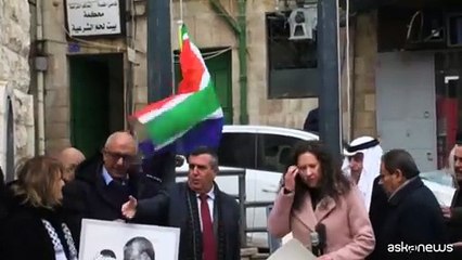 La bandiera del Sudafrica sventola sul municipio di Betlemme