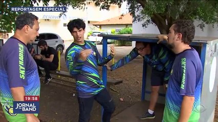 Paraquedistas explicam paixão por atividade radical