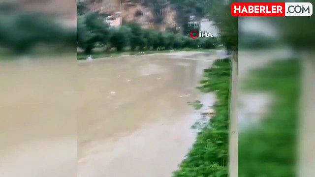 Hatay'da aşırı yağış hayatı olumsuz etkiledi: Sahil yolu heyelan nedeniyle ulaşıma kapandı