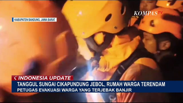 Warga Rekam Detik-Detik Tanggul Sungai Cikapundung Jebol