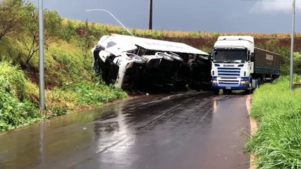 Carreta tomba no Contorno Oeste, em Cascavel