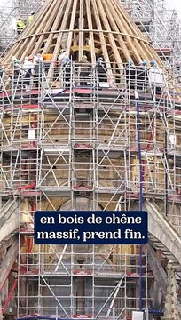 Un bouquet de fleurs pour saluer la fin de la pose de la charpente de Notre-Dame de Paris