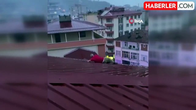 Çatıda korku dolu anlar... Oluklara tutunarak mahsur kalan adamı itfaiye ekipleri kurtardı