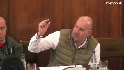 El diputado de Vox en la Diputación de Zamora, David García, muestra una bala en el pleno sobre la moción de rechazo del pacto del PSOE con EH Bildu en Pamplona