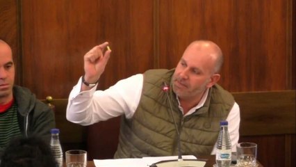 El diputado de Vox en Zamora David García mostrando una bala en el pleno cuando se debatía una moción de rechazo al cambio en la Alcaldía de Pamplona.