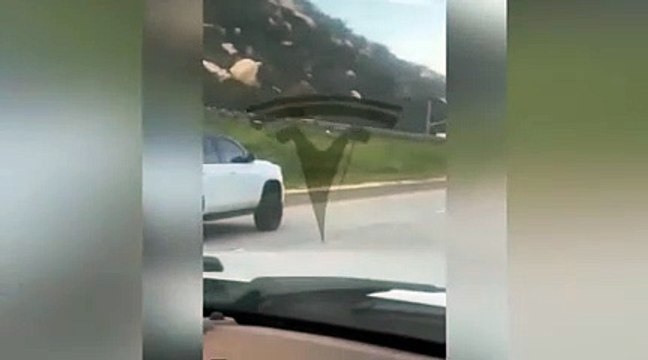 Sosyal medya bu görüntüyü konuşuyor: Otomatik pilot özelliğini açıp direksiyon başında uyudu