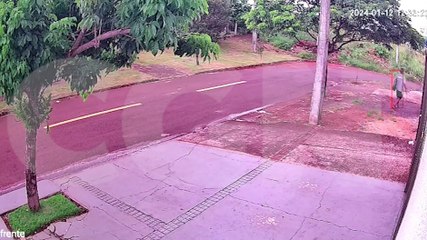 Câmera flagra ladrão furtando televisão no Santa Felicidade