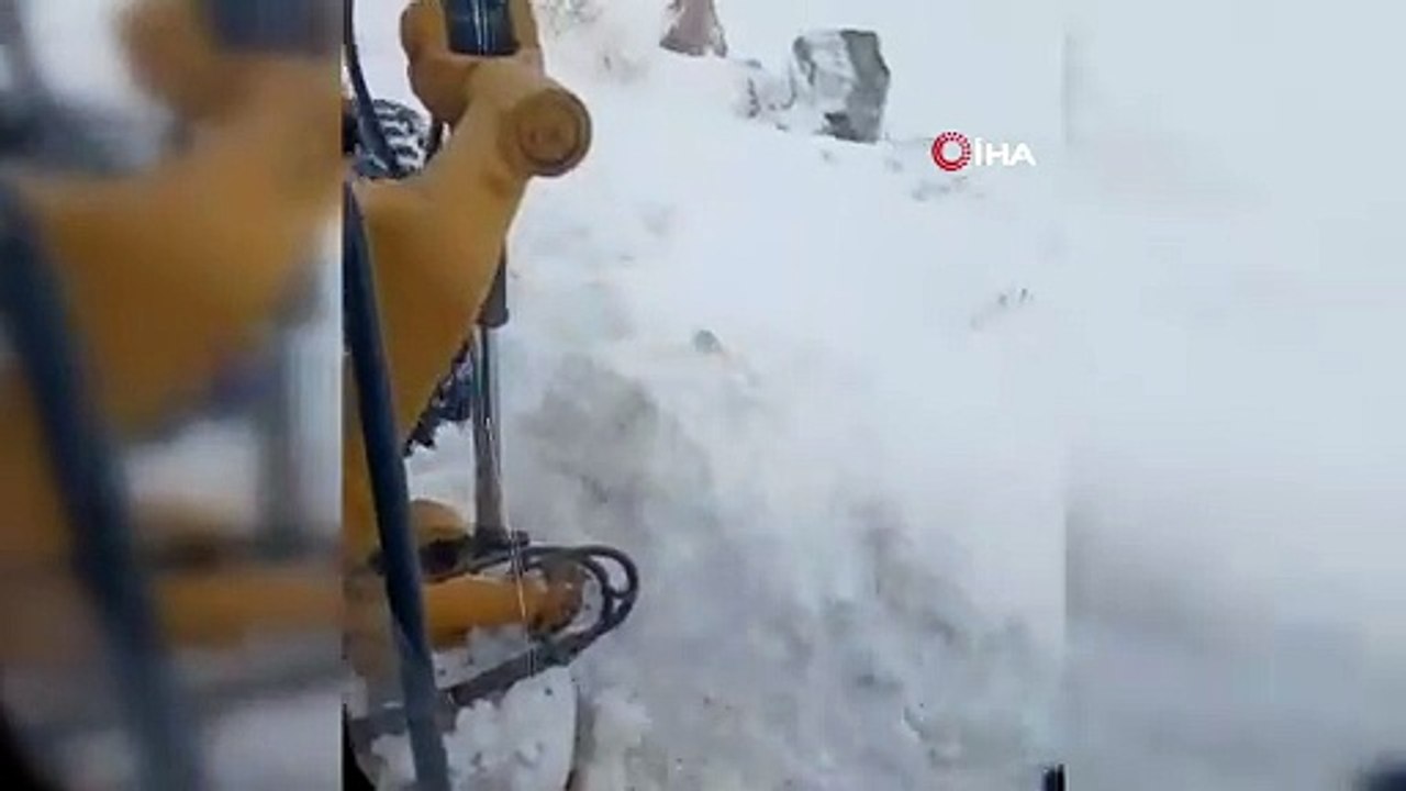Van'da karda mahsur kalan araçlar kurtarıldı