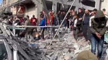 كاميرا الجزيرة ترصد الدمار الذي لحق بمنازل بخان يونس جراء قصف إسرائيلي