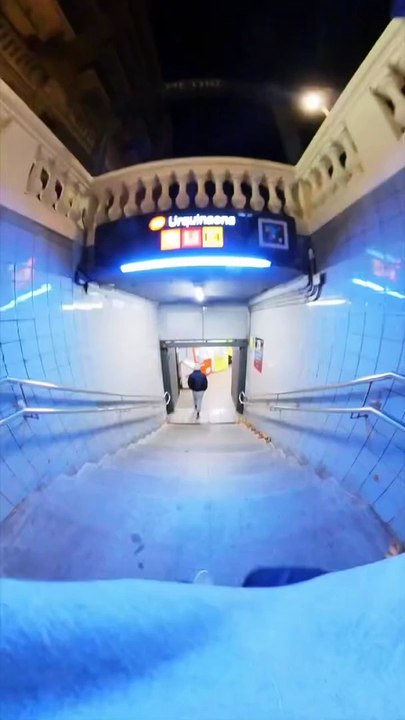 Dos jóvenes viajan a toda velocidad en la parte trasera del metro de Barcelona