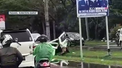 Download Video: Rekaman Amatir Detik-Detik Mobil Terbelah 2 Akibat Tabrak Tiang Baliho, Pengemudi Tewas di Tempat