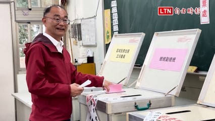 高雄投票熱潮！黃柏霖穿紅外套排隊投票祈求好運 ✨