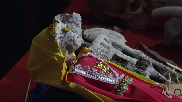 Perú califica de fraude las momias extraterrestres que exhibió México