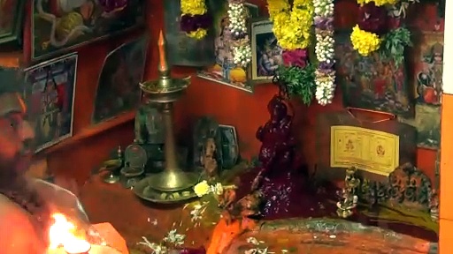 திருச்செந்தூரில் 500 இளநீரை பல்லால் உரித்தும், தலையில் உடைத்தும் நூதன வழிபாடு