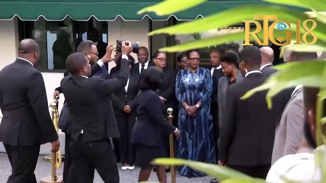 PM Ariel Henry depoze yon jèb flè nan memoryal jaden Palais National nan okazyon 12 janvye 2024 la