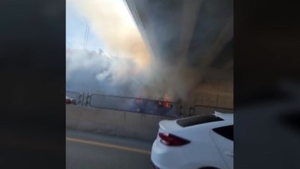 지하차도 지나던 화물차 화재...적재함 속 파지에서 불 / YTN