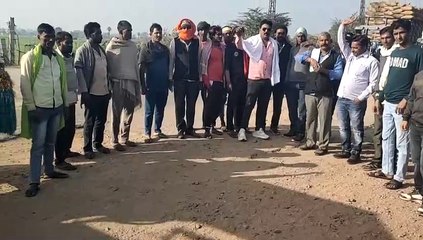 Video : मंडी की खराब सडक़ पर हो रही दुर्घटनाओं को लेकर हम्माल व मुनीम संघ ने किया प्रदर्शन