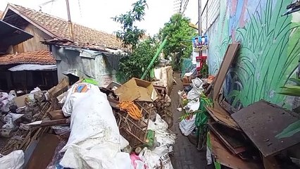Material Lumpur dan Sampah Masih Mengendap di Pemukiman Warga di Bandung Pascabanjir