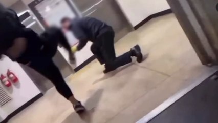 주먹질에 발차기까지...60대 경비원 폭행한 10대 [앵커리포트] / YTN