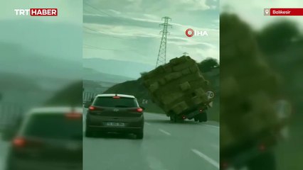 Saman yüklü kamyon böyle devrildi