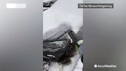 Chicago man uses leaf blower to remove snow from car