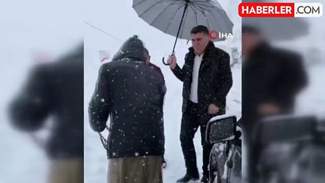 Şemdinli yolunda kar nedeniyle araçlar mahsur kaldı, sürücüler zor anlar yaşadı