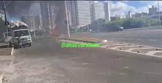 VÍDEO: Carro pega fogo em meio a movimentada avenida de Salvador