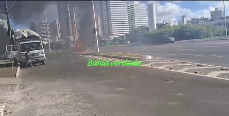 VÍDEO: Carro pega fogo em meio a movimentada avenida de Salvador