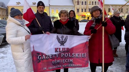 Oświęcim - manifestacja zwolenników PiS w obronie "wolnych mediów"