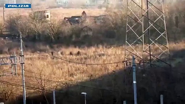 La Polizia arrestata tre spacciatori a Rogoredo: le immagini del blitz