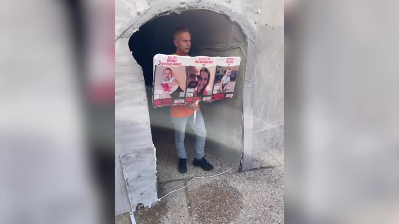 Tel Aviv, familiari dei rapidi riproducono un tunnel di Hamas