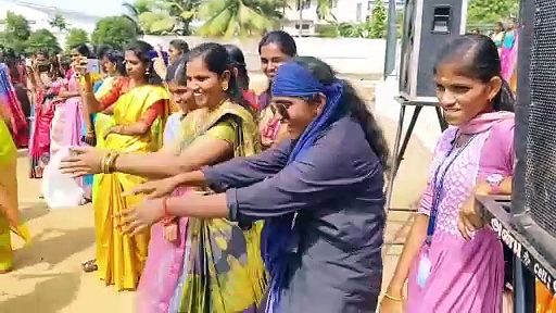 ஆண்களுக்கு டஃப் கொடுக்கும் விதமாக வேட்டி சட்டையில் குத்தாட்டம் போட்ட வீரமங்கைகள்