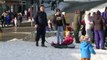 Multitud de personas visitan las pistas de esquí de Navacerrada en su día de apertura