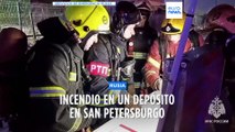 Un incendio arrasa un almacén en San Petersburgo (Rusia)