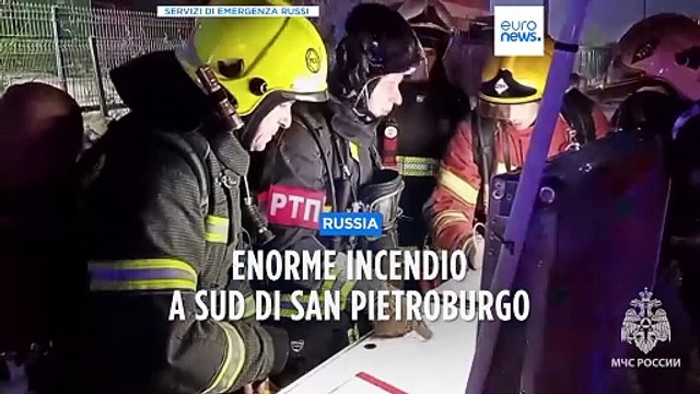 Russia: enorme incendio in un magazzino di San Pietroburgo, persone in fuga dalle fiamme