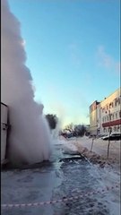 فيديو: انفجار أنابيب التدفئة يترك عشرات المنازل وسط برد قارس في مدينة ليبيتسك الروسية