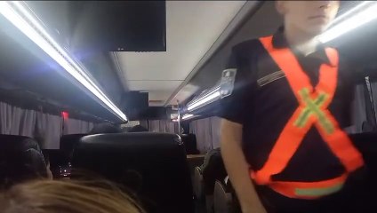 Se descompensó en un micro de larga distancia