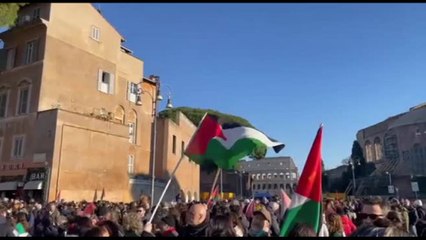 Video herunterladen: A Roma corteo pro-palestinese sfila ai Fori Imperiali